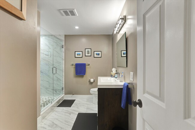 Full Bathroom - 716 Barnard St