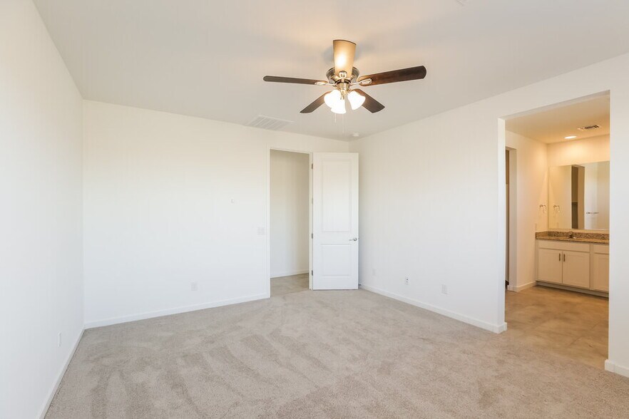 Building Photo - 17484 W Sunnyslope Ln