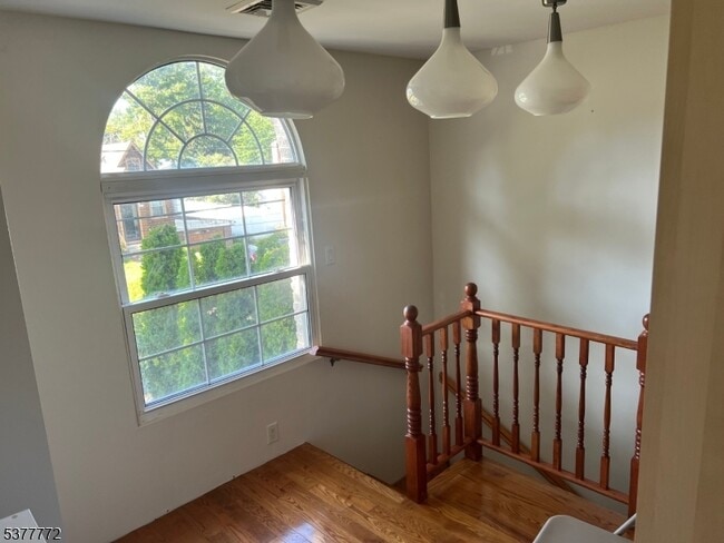 Building Photo - 156 E Linden Ave