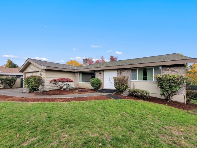 Building Photo - Charming Rambler with Abundant Natural Lig...