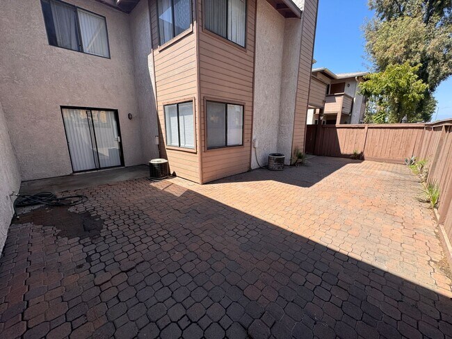 Building Photo - 2 Bedroom 1 Bathroom Condo Down Stairs Unit