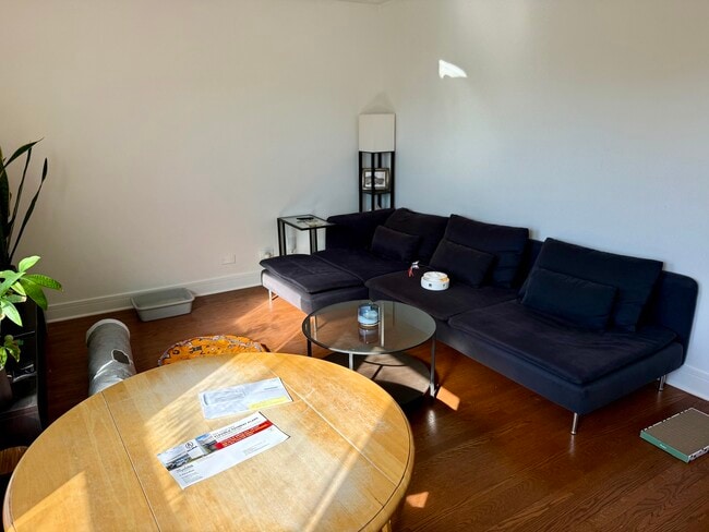 Building Photo - 4954 W Cullom Ave