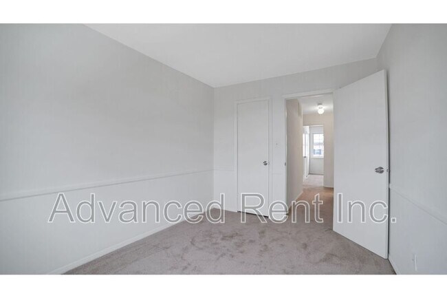 Building Photo - 10 Watkins Glen Ct