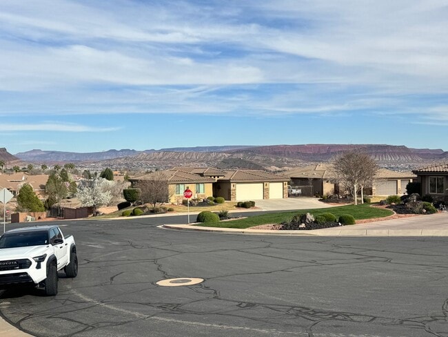 Building Photo - Short Term Fully Furnished Rental! Available May 1st - October 31st!