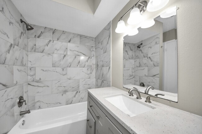 Building Photo - 1736 Crestdale Dr