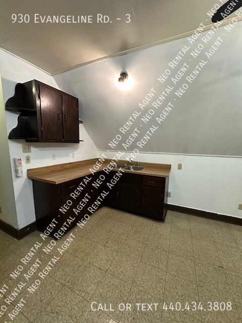 Building Photo - 930 Evangeline Rd