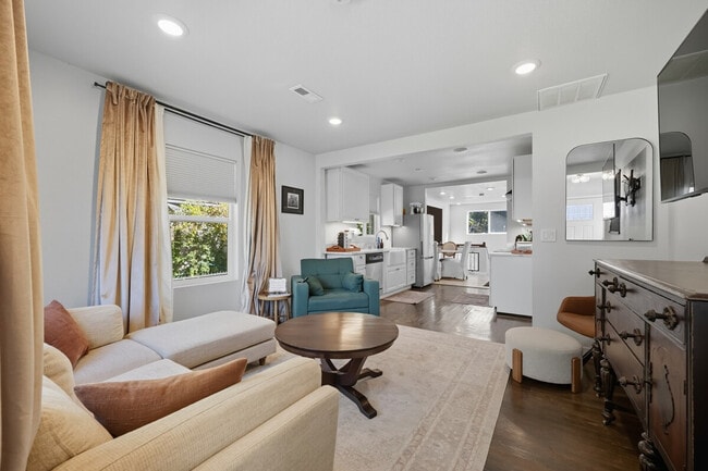 Building Photo - 1123 Prosser Ave