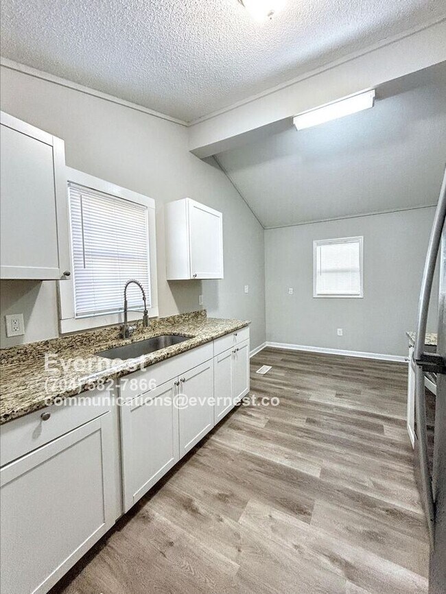 Building Photo - Lovely 3-Bedroom Home with Fenced Yard and...
