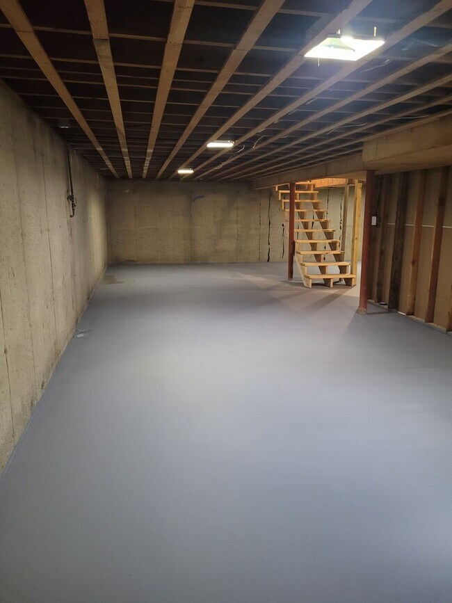Building Photo - SPECIAL OFFER HALF OFF FIRST MONTHS RENT!!...
