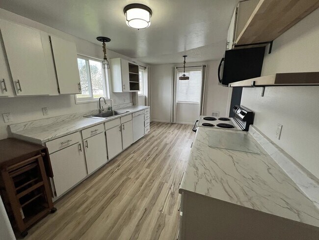 Building Photo - Well Maintained, 2-Bedroom, 1-Bath Home Cl...