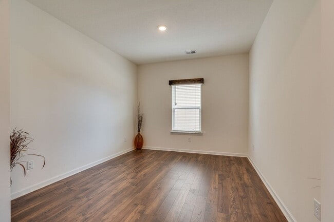 Building Photo - 4 bed/2.5 bath in Kingsport, TN