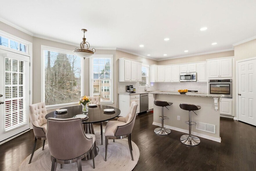 Building Photo - 310 Stoneleigh Dr SW