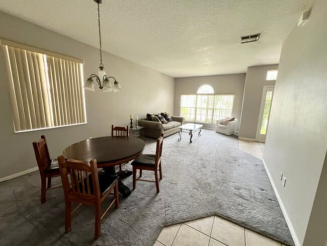 Building Photo - 4 bedroom 2 bath home Near UCF Lawn Servic...