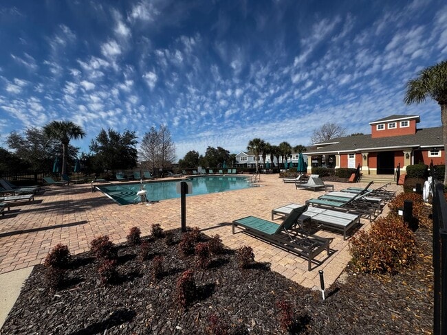 Building Photo - Beautiful 3BR/2.5BA Townhome with Water View in Fore Ranch