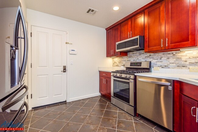 Building Photo - Desirable Evergreen Townhouse