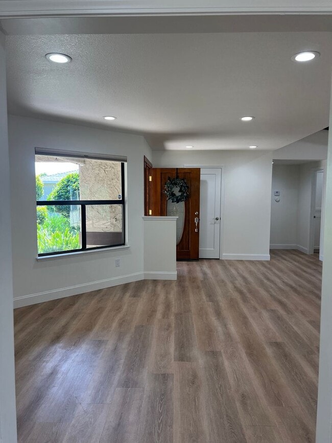 Building Photo - Beautiful Updated West Redding Home!