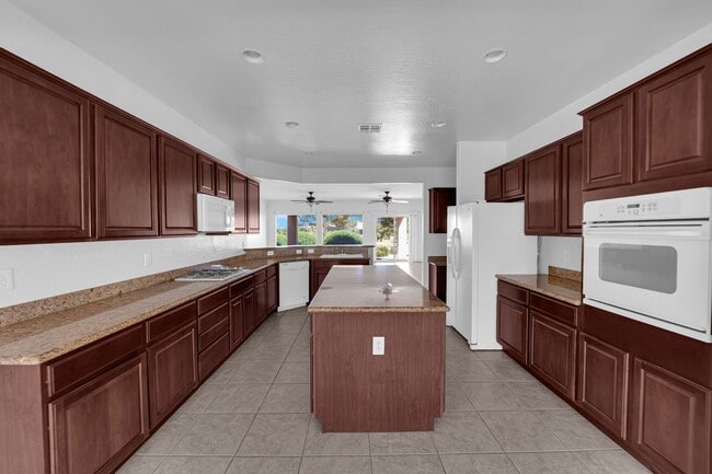 Building Photo - Huge 2 bedroom, 2 bath house with a Den on...