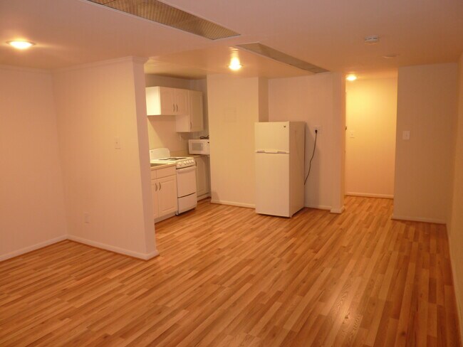 Building Photo - 515 Seward Sq SE