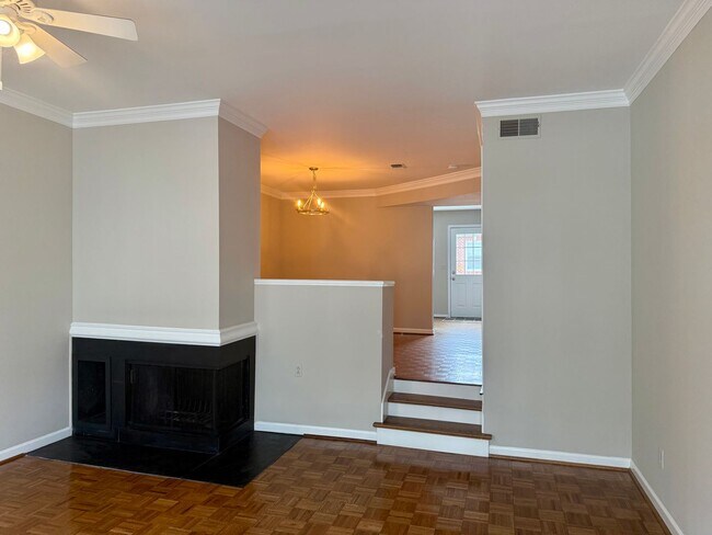 Building Photo - 2-bedroom, 2.5-bathroom home located in th...