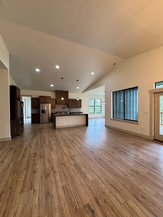 Building Photo - Luxury Rural Home Close to Town for Lease