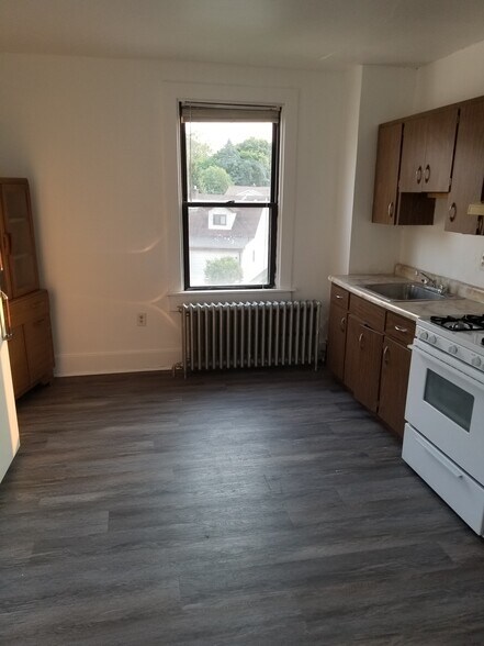 Kitchen - 2411 Mount Troy Rd
