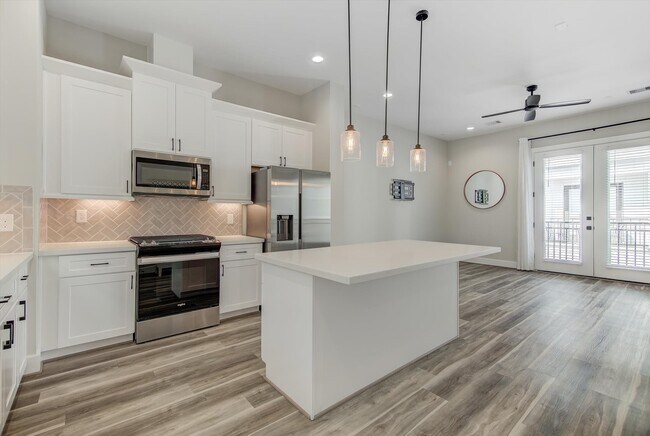 Building Photo - 1329 Buescher Dr