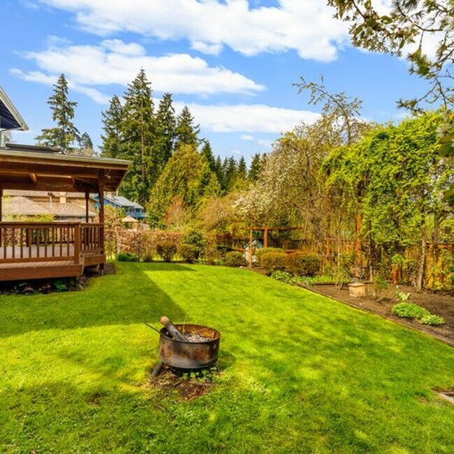 Building Photo - Secluded Lake Sammamish 3 bedroom plus bonus room!