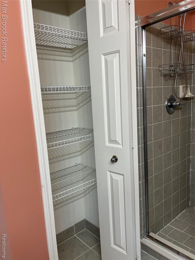 Building Photo - 3255 Camden Dr