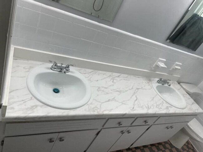 Building Photo - 3 Bedroom 2 Bath in Eustis for Rent!