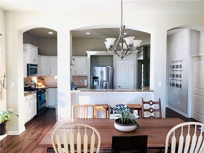 Building Photo - Available NOW! 3/2 in highly desirable Creek Meadows!!