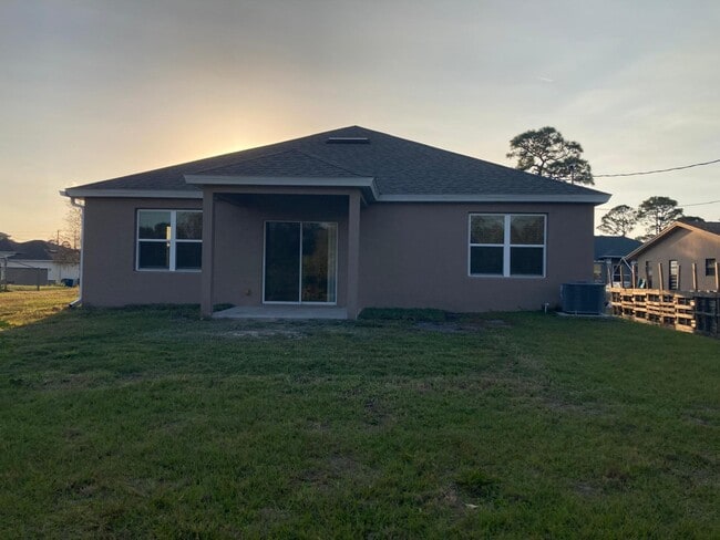 Building Photo - 863 Carlyle Ave