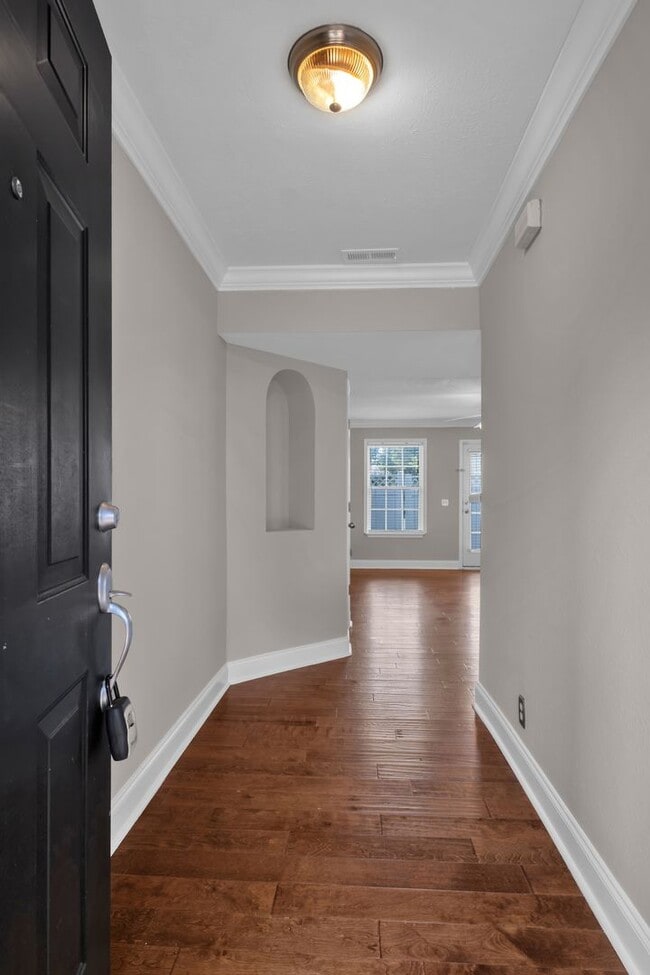 Building Photo - Donelson townhouse, 2 minutes from the lak...