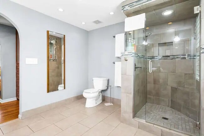 Building Photo - Stunning 3BR 3BA Fully Furnished Home w/ Granite Kitchen + Patio & Fenced Yard in Prairie Village