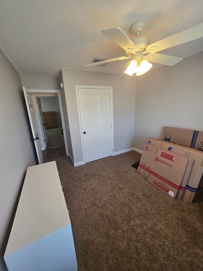 Building Photo - Available April! Non-Furnished Unit!