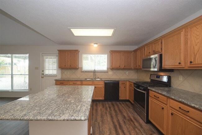 Building Photo - 2406 Old Dixie Dr