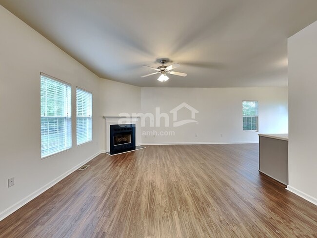 Building Photo - 704 Marjam Ln