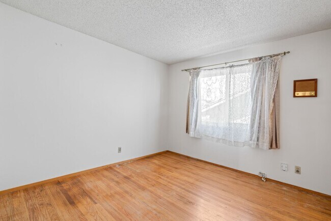 Building Photo - Charming and Immaculate Home for Rent in S...