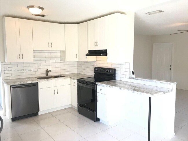 Building Photo - 10525 SW 77th Ct
