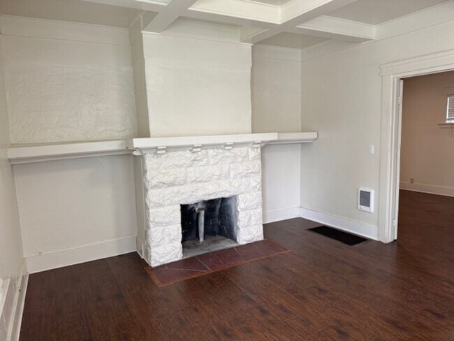 Building Photo - 501 W 8th St