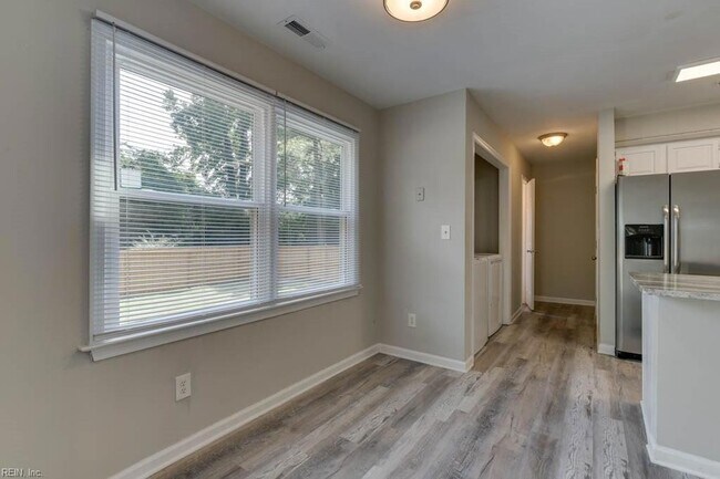 Building Photo - 3800 Sunset Point