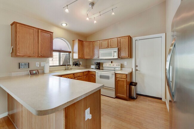 Building Photo - Gorgeous fully furnished home in Gilbert w...