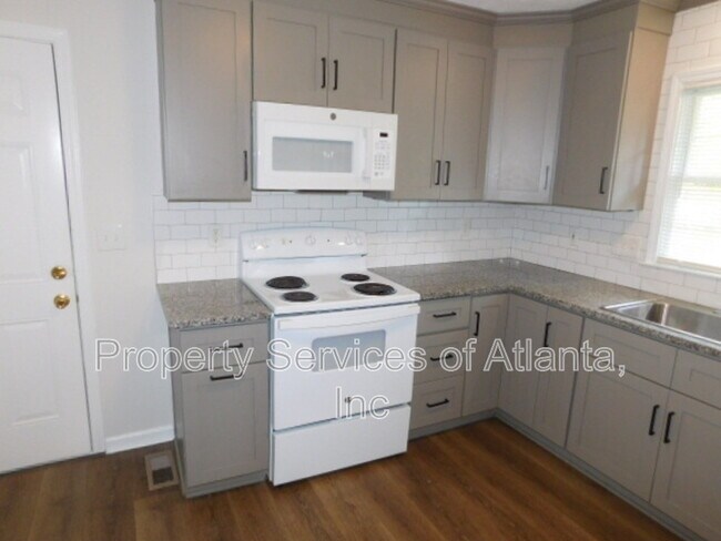 Building Photo - 879 Forest Ridge Dr SE