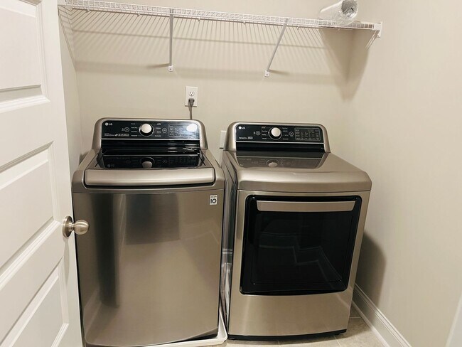 Building Photo - ***MOVE IN SPECIAL - $500 OFF 1ST MONTHS RENT WITH A MOVE IN DATE ON OR BEFORE 6/12.*** Wow! 4 be...