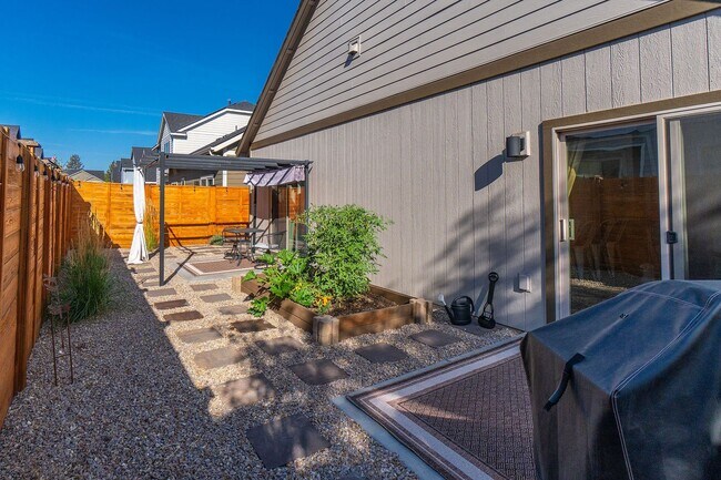 Building Photo - Newly Built Spacious Home, Fully Equipped Kitchen, Garage Included