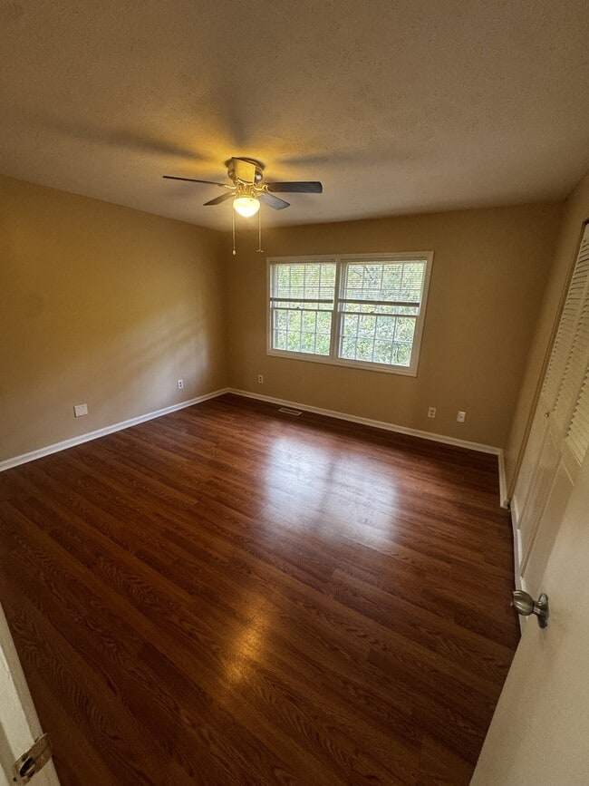 Building Photo - 127 Eaglewood Way