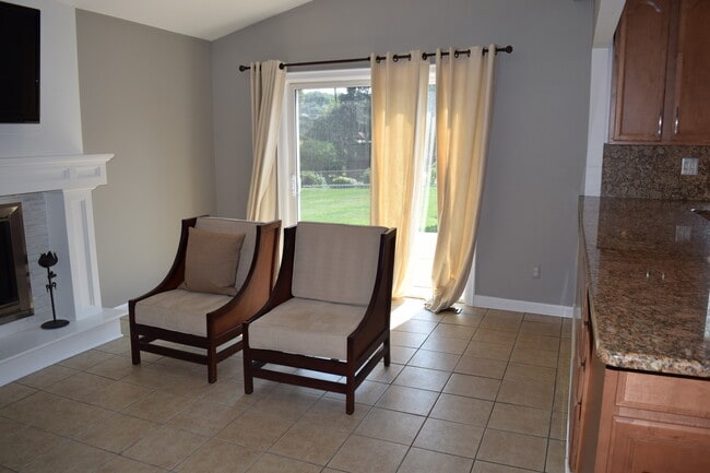 Building Photo - BEAUTIFULLY RENOVATED AND SPACIOUS COLONIA...