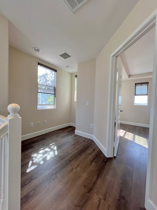 Building Photo - Spacious 1 Bedroom 1 1/2 Bathroom Townhome...