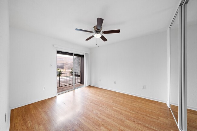 Building Photo - 711 Holiday Dr