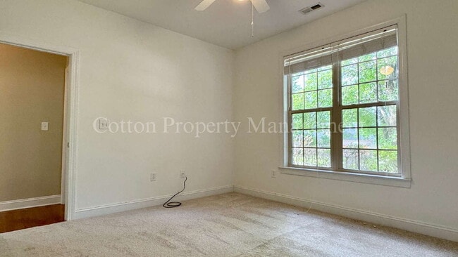 Building Photo - 8854 Plantation Landing Dr