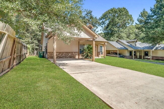 Building Photo - Live just steps from Lake Conroe in this beautifully maintained 3-bedroom, 2-bath home located in...
